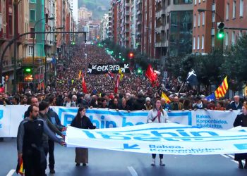 Masiva manifestación a favor de unos presos que fueron despojados de su carácter político