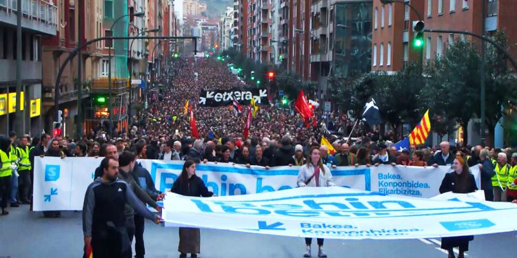Masiva manifestación a favor de unos presos que fueron despojados de su carácter político