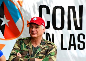 El compañero Díaz-Canel subió a la Comandancia General de La Plata con un grupo de jóvenes