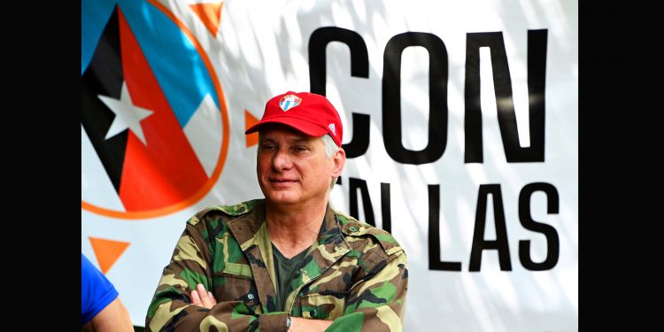 El compañero Díaz-Canel subió a la Comandancia General de La Plata con un grupo de jóvenes