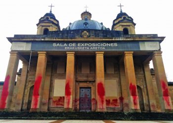 Hacen pintadas en el Monumento a los Caídos de Iruñea (+ vídeo y fotos)