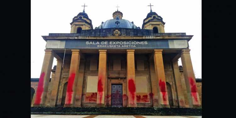 Hacen pintadas en el Monumento a los Caídos de Iruñea (+ vídeo y fotos)