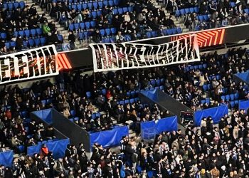 Aprovechando el partido Real Sociedad-Paok se mostró solidaridad con Palestina y se señaló a la empresa SAPA