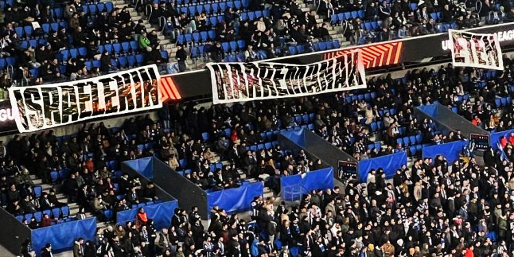 Aprovechando el partido Real Sociedad-Paok se mostró solidaridad con Palestina y se señaló a la empresa SAPA