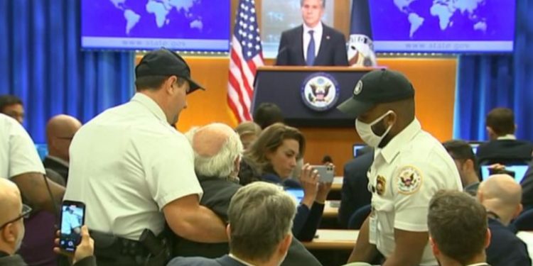 Imagen resumen de lo acaecido en Gaza: un periodista espeta en directo a Blinken ser cómplice del genocidio (Video)