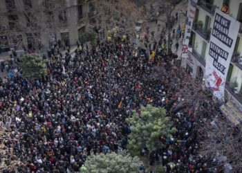 Cientos de personas paralizan el desahucio de un fondo buitre que quiere echar a los vecinos para convertirlos en pisos turísticos
