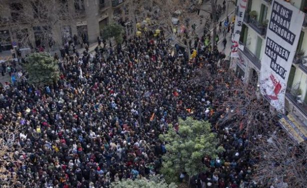 Cientos de personas paralizan el desahucio de un fondo buitre que quiere echar a los vecinos para convertirlos en pisos turísticos