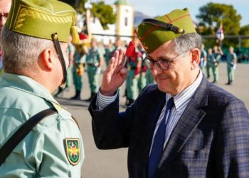 ¿Saben quién es el individuo que aparece en la imagen recibiendo el Chapiri de la Legión?