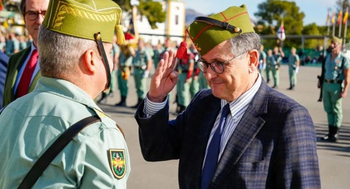 ¿Saben quién es el individuo que aparece en la imagen recibiendo el Chapiri de la Legión?