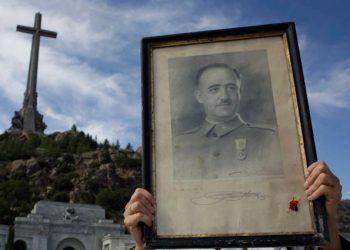 Estos personajes acaban de firmar a favor de no mentar el franquismo, seguro que les suena más de uno