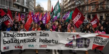 Miles de docentes paralizan la enseñanza en el País Vasco
