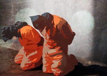 EE.UU. traslada de la cárcel de Guantanamo a Omán a 11 detenidos tras veinte años secuestrados y sin imputarles delito alguno