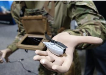 Observen este titular desde un medio de la derecha: «Los boinas verdes del Ejército del Aire prueban un microdron «crucial» para el combate urbano»