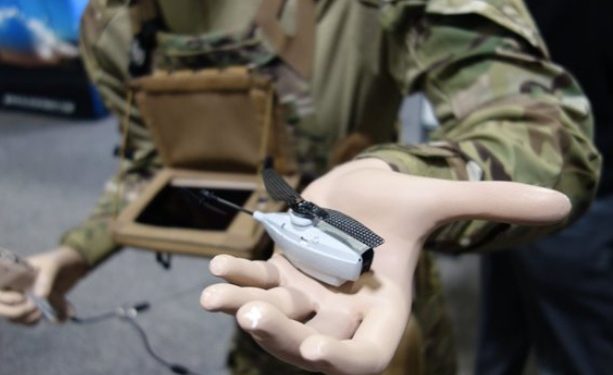 Observen este titular desde un medio de la derecha: «Los boinas verdes del Ejército del Aire prueban un microdron «crucial» para el combate urbano»