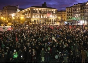 Manifestación en Pamplona para derribar el monumento franquista a los caídos