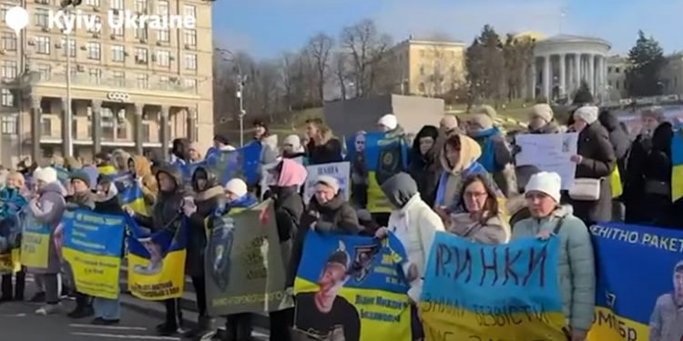 UCRANIA. Manifestantes exigen a Zelensky que no dilate más el intercambio de presos con Rusia