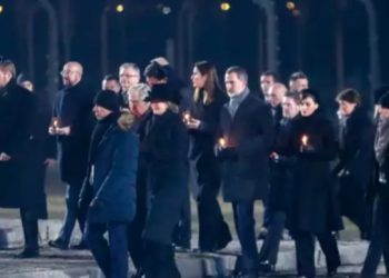 Personajes que practican el nazismo como Zelenski y ministros israelíes, o que gobiernan con la extrema derecha disimulan en Auschwitz