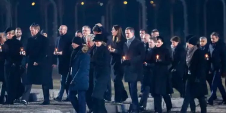 Personajes que practican el nazismo como Zelenski y ministros israelíes, o que gobiernan con la extrema derecha disimulan en Auschwitz