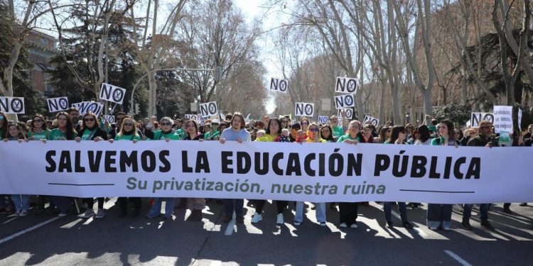 Masiva manifestación en Madrid en defensa de la Educación Pública