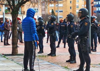 La Policía Nacional protege en Iruñea a fascistas de Vox y carga contra los antifascistas