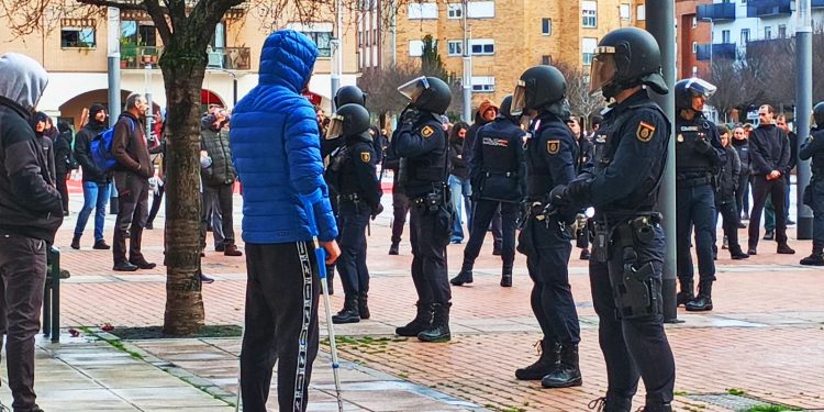 La Policía Nacional protege en Iruñea a fascistas de Vox y carga contra los antifascistas