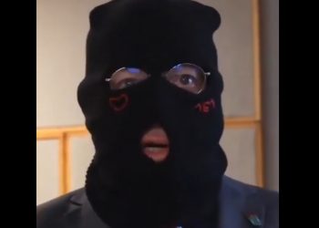 Un histórico líder de Die Linke («La Izquierda») aparece con un pasamontañas para atraer los votos de los antifascistas