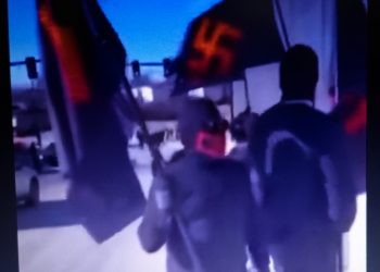 Neonazis yanquis exhibieron sus banderas; un grupo de antifascistas negros se las quemaron