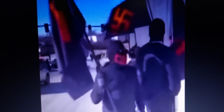 Neonazis yanquis exhibieron sus banderas; un grupo de antifascistas negros se las quemaron