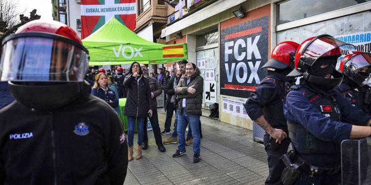 La provocación de Vox en Errenteria ha sido respondida; la Ertzaintza ha vuelto a proteger a los fascistas