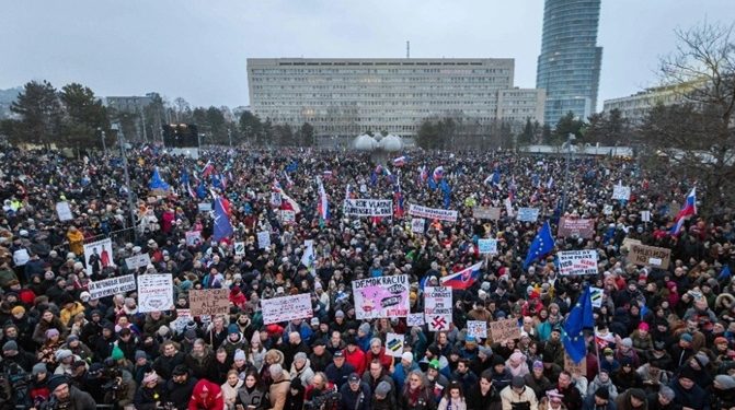 ESLOVAQUIA. La U.E y la OTAN organizan una manifestación donde los asistentes gritaron «Europa, Europa»
