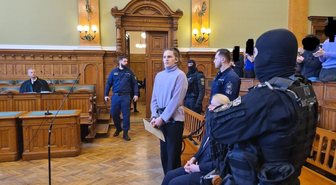 HUNGRIA. Militante antifascista ovacionada en el tribunal de Budapest donde fue juzgada