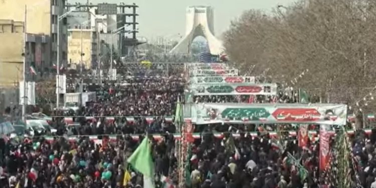 IRÁN. Decenas de miles de personas salieron a las calles en el aniversario de la revolución al grito de «Muerte a Israel y a Estados Unidos»