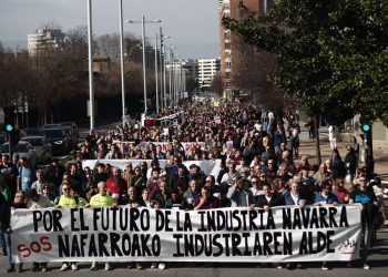 Miles de personas se manifestaron en Pamplona en defensa de los puestos de trabajo