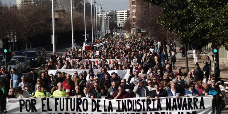 Miles de personas se manifestaron en Pamplona en defensa de los puestos de trabajo