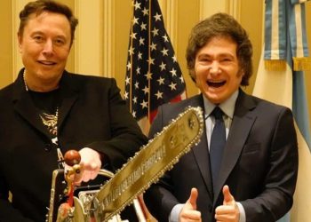 El nivel mental de la extrema derecha: Milei se llevó a EE.UU una motosierra para regalársela a Musk