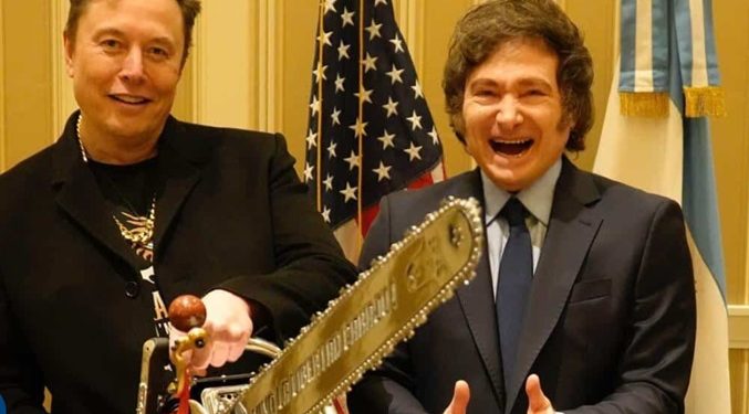 El nivel mental de la extrema derecha: Milei se llevó a EE.UU una motosierra para regalársela a Musk