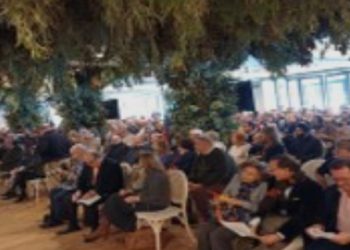 Cena a 40 euros, piadosa oración al comienzo, himno patrio al final y loas para recordar al asesino Franco