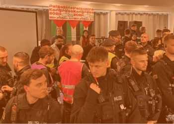 La policía en la entrada del periódico marxista Junge Welt donde una relatora de la ONU iba a hablar de Gaza