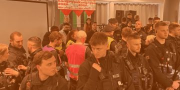 La policía en la entrada del periódico marxista Junge Welt donde una relatora de la ONU iba a hablar de Gaza