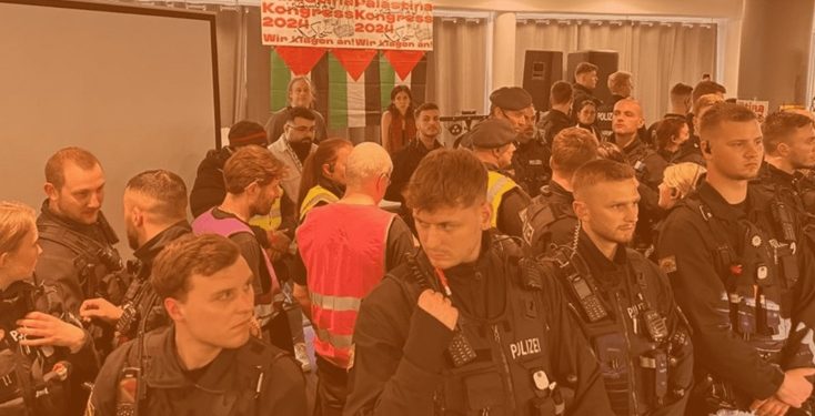 La policía en la entrada del periódico marxista Junge Welt donde una relatora de la ONU iba a hablar de Gaza