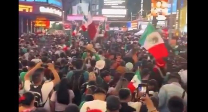 Emigrantes responden con movilización en Times Square (Nueva York)