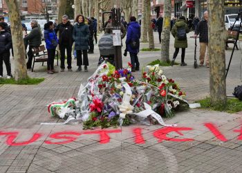 El Ayto. de Vitoria-Gasteiz ha retirado del monolito el cartel que decía “Justicia”