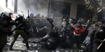 GRECIA. Los manifestantes hicieron frente a la represión policial (Video)