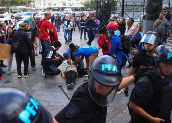 ARGENTINA. La dictadura de Milei reprime brutalmente la movilización de los jubilados frente al Congreso