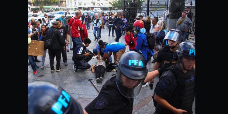 ARGENTINA. La dictadura de Milei reprime brutalmente la movilización de los jubilados frente al Congreso