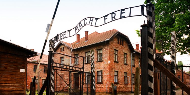Detenido y multado estudiante israelí por hacer el saludo nazi en Auschwitz