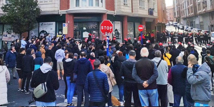 Desahuciada en Astrabudua regresó al piso; los prestamistas han contratado a una empresa de desokupación para desalojarla