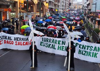 Multitudinaria manifestación en Gasteiz en defensa de la tierra