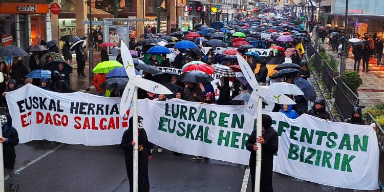 Multitudinaria manifestación en Gasteiz en defensa de la tierra