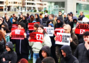 GKS se movilizó en Iruñea contra la agenda belicista del Gobierno español con Sánchez presente en la ciudad